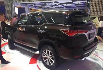 Chuyện lạ cuối 2017: Ô tô tăng giá,cò đòi ăn chênh 200 triệu