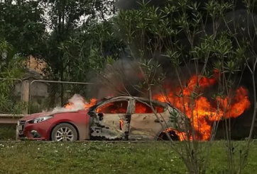 Xe Mazda3 bốc cháy dữ dội trên cao tốc Thái Nguyên - Hà Nội
