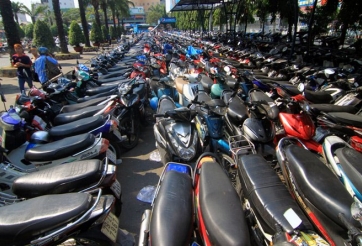 Đường tắc tứ bề, xe buýt 'ép xác':Có cách nào hơn đi xe máy?