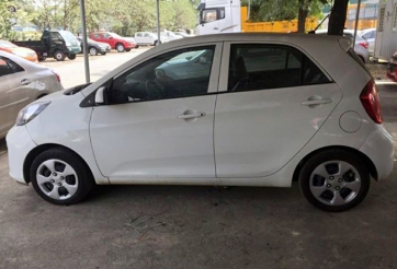 Giá thuê xe ô tô tự lái tăng gấp đôi ngày cận Tết