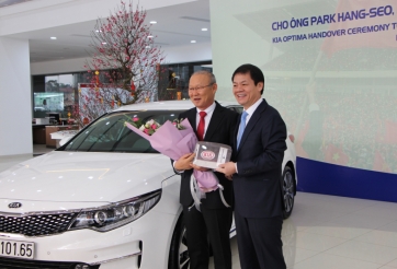 HLV Park Hang-seo chính thức nhận quà tặng ô tô KIA
