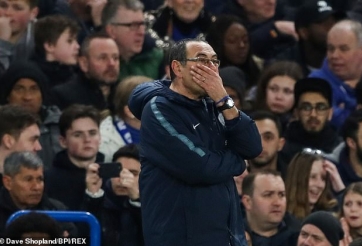 Bị MU loại khỏi FA Cup, HLV Sarri bị CĐV lăng mạ