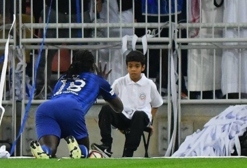 VIDEO: Màn ăn mừng khiến cậu bé nhặt bóng hoảng sợ bỏ chạy