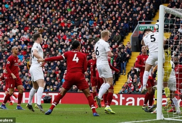 VIDEO: Burnley ghi bàn từ chấm phạt góc vào lưới Liverpool