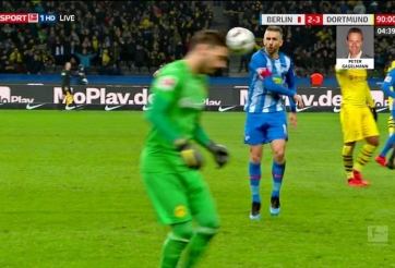 VIDEO: Cầu thủ bị đuổi khỏi sân vì ném bóng vào đầu thủ môn