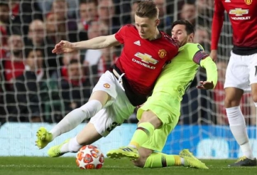 Chấm điểm MU 0-1 Barca: Messi im lặng, McTominay sáng nhất