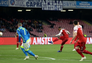 VIDEO: Lacazette vẽ đường cong tuyệt đẹp vào lưới Napoli