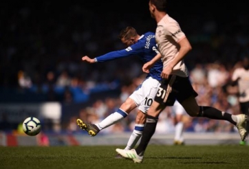 VIDEO: Sigurdsson sút xa đẹp mắt vào lưới MU