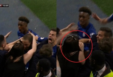 VIDEO: Higuain ăn mừng bàn thắng với fan nữ