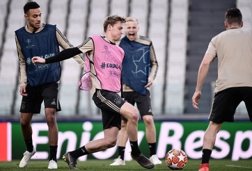 VIDEO: Mãn nhãn với màn đá bóng ma trên sân tập của Ajax