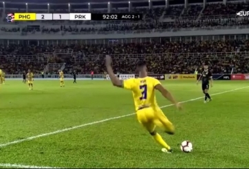 Cựu sao Ngoại hạng Anh lập siêu phẩm khó tin tại giải Malaysia