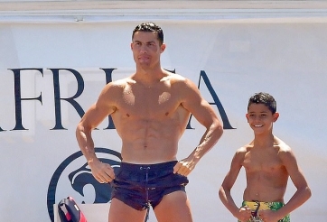 Ronaldo và con trai khoe cơ bắp cuồn cuộn trên du thuyền