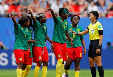 Bỏ dở trận đấu như V.League, Cameroon nguy cơ nhận án phạt từ FIFA
