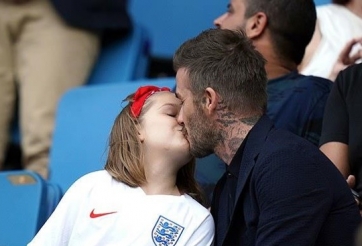'Khóa môi' con gái trên khán đài, Beckham hứng chịu 'cơn mưa gạch đá'
