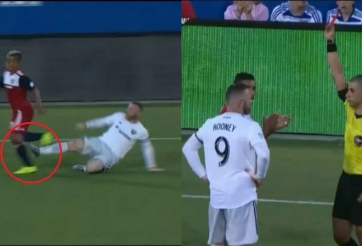 Rooney thoát thẻ đỏ sau khi trọng tài xem lại VAR