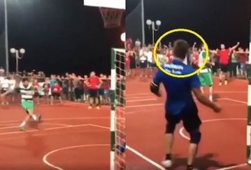 VIDEO: Thủ môn ăn mừng quá sớm và cái kết đắng lòng