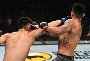 VIDEO: Võ sĩ Trung Quốc tung cú đấm trời giáng khiến đối thủ bất tỉnh