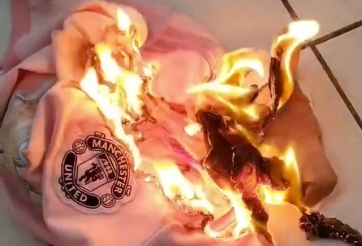 Thất vọng tột độ, CĐV MU đốt áo đấu khi TTCN đóng cửa