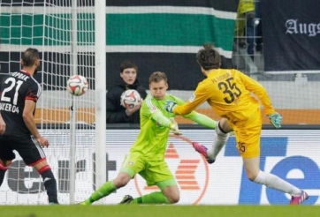 KHÓ TIN: Thủ môn tỏa sáng ghi bàn khi lên tham gia tấn công