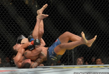 VIDEO: Võ sĩ tung độc chiêu 'lấy thịt đè người' hạ gục đối thủ