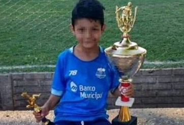 Con trai cựu tuyển thủ Argentina bị trúng đạn ngay trên sân bóng