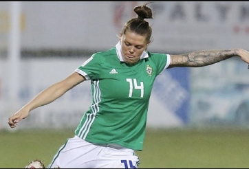 VIDEO: Nữ cầu thủ lập siêu phẩm từ khoảng cách hơn nửa sân