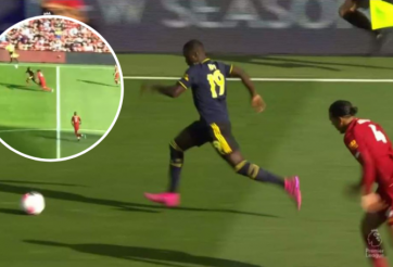 Khoảnh khắc 'hòn đá tảng' Van Dijk lần đầu tiên bị vượt qua sau 50 trận