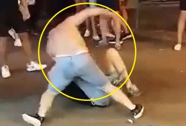 VIDEO: 'Cà khịa' võ sĩ MMA, 2 thanh niên bị đánh 'tối tăm mặt mũi'