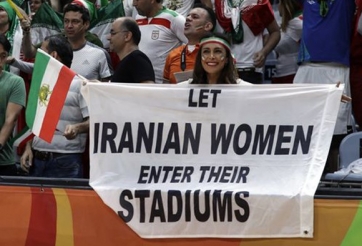 Giả mạo đàn ông đi xem bóng đá, nữ CĐV châm lửa tự thiêu mình