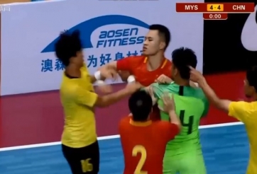 Cầu thủ Malaysia và Trung Quốc lao vào ẩu đả, đánh nhau trên sân