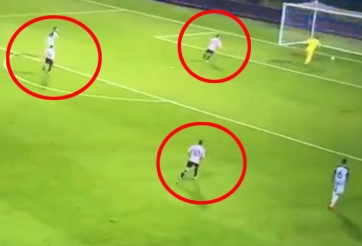 VIDEO: Thủ môn tự đốt lưới nhà vì sợ đối thủ cướp bóng