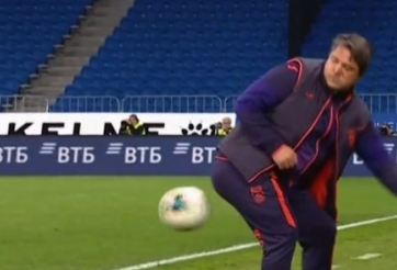 VIDEO: HLV dùng mông đỡ bóng cực đỉnh khiến khán giả trầm trồ