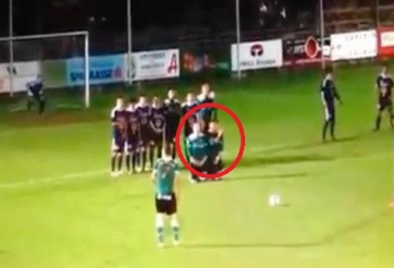 VIDEO: Cầu thủ gặp họa vì pha dàn xếp đá phạt kỳ quái