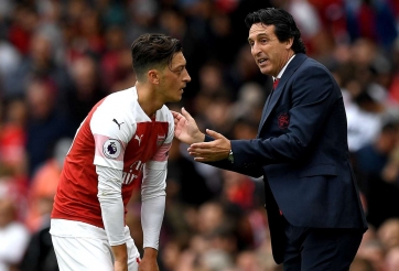 HLV Emery: 'Ozil không xứng đáng có mặt trong đội hình Arsenal'