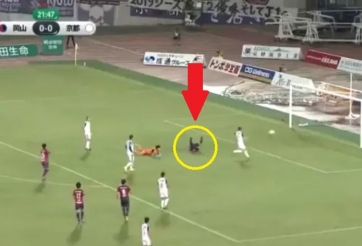 VIDEO: Cầu thủ ngã sõng soài, vẫn ghi bàn thắng kỳ lạ nhất trong lịch sử