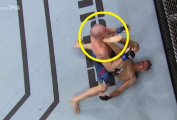 VIDEO: Ngã ngửa xuống sàn, võ sĩ tung 'độc chiêu' hạ knock-out đối thủ