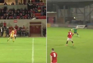 Pha đánh đầu ghi bàn từ...giữa sân, đẹp hơn cả siêu phẩm