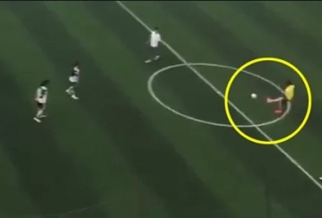 VIDEO: Nữ sinh viên Việt Nam lập siêu phẩm sút phạt từ giữa sân