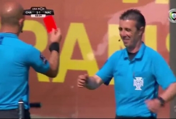 HY HỮU: Trợ lý trọng tài bị thẻ đỏ vì dừng trận đấu đột ngột để đi...vệ sinh