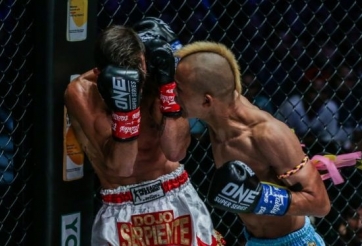 VIDEO: Võ sĩ Trung Quốc tung 'cơn mưa' đòn đạp và đấm hạ knock-out đối thủ