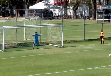 VIDEO: Cú sút penalty 'cực dị' và cái kết ngỡ ngàng đến khó tin