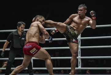 VIDEO: Võ sĩ Philippines tung cú đá như trời giáng khiến đối thủ bất tỉnh