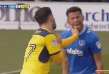 VIDEO: Sút hỏng penalty, cầu thủ 'nổi điên' tát thẳng vào mặt đối thủ