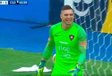 VIDEO: Thủ môn xử lý bóng vụng về khiến đội nhà ôm hận