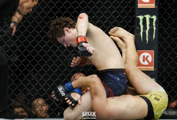 VIDEO: Võ sĩ tung 'mưa đòn' khiến đối thủ đổ máu đầy mặt