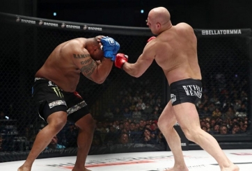 VIDEO: 'Sa hoàng' 43 tuổi tung cú đấm 'tử thần' khiến đối thủ gục ngã