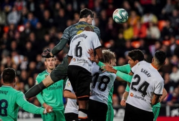 VIDEO: Những siêu bàn thắng đến từ các thủ môn