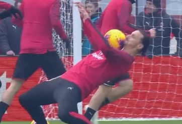VIDEO: Ibrahimovic phô diễn kỹ thuật trong buổi tập của AC Milan