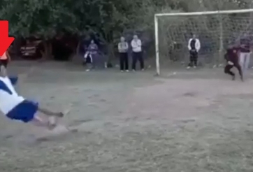 VIDEO: Trượt chân khi đá penalty và cái kết không thể tin nổi