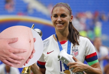 VIDEO: Nhà vô địch World Cup mang bụng bầu ghi bàn trên sân tập